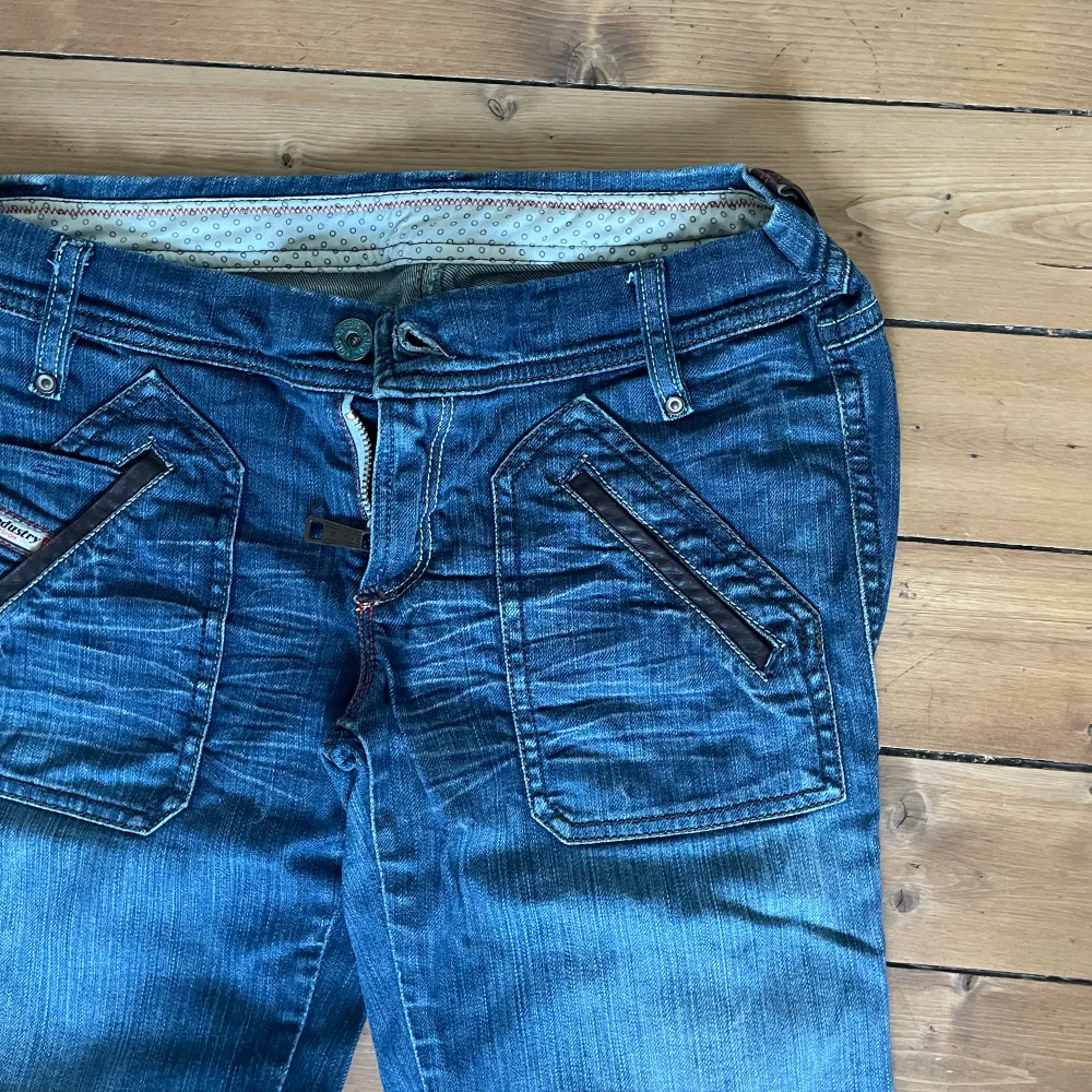 Jättefina lågmidjade diesel jeans! Säljer för att dem ej kommer till användning💕. Jeans & Byxor.