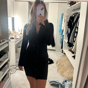 Klänning - Säljer denna svarta klänning med knappar i strl S🖤