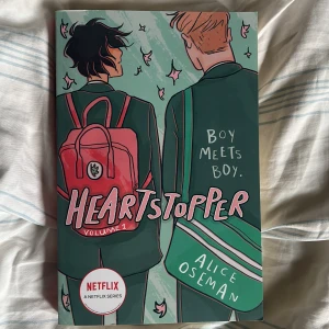 Heartstopper bok - En fantastisk novell skriven av Alice Oseman som handlar om den första stora, förvirrande och allt uppslukande kärleken💕 En välkänd booktok bok skriven på engelska, vid mer frågor eller bilder kontakta oss💕