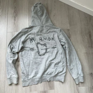 Mi amor hoodie  - Säljer denna Mi amor hoodie då den inte kommer till användning längre❤️