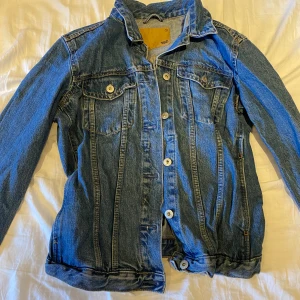 Jeans jacka  - Säljer denna jätte fina jeans jacka då jag endast använda den en gång ☺️. Ny pris ligger runt 400kr jag säljer den för 100kr