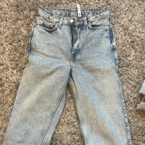 jeans - säljer dessa fina jeans från weekday, knappt använda!!