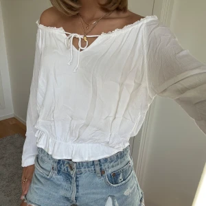 Vit blus  - Jättefin blus som tyvärr inte kommer till användning! Strl M men passar som S! Väldigt bra skick 💗 pris går att diskuteras vid snabb affär