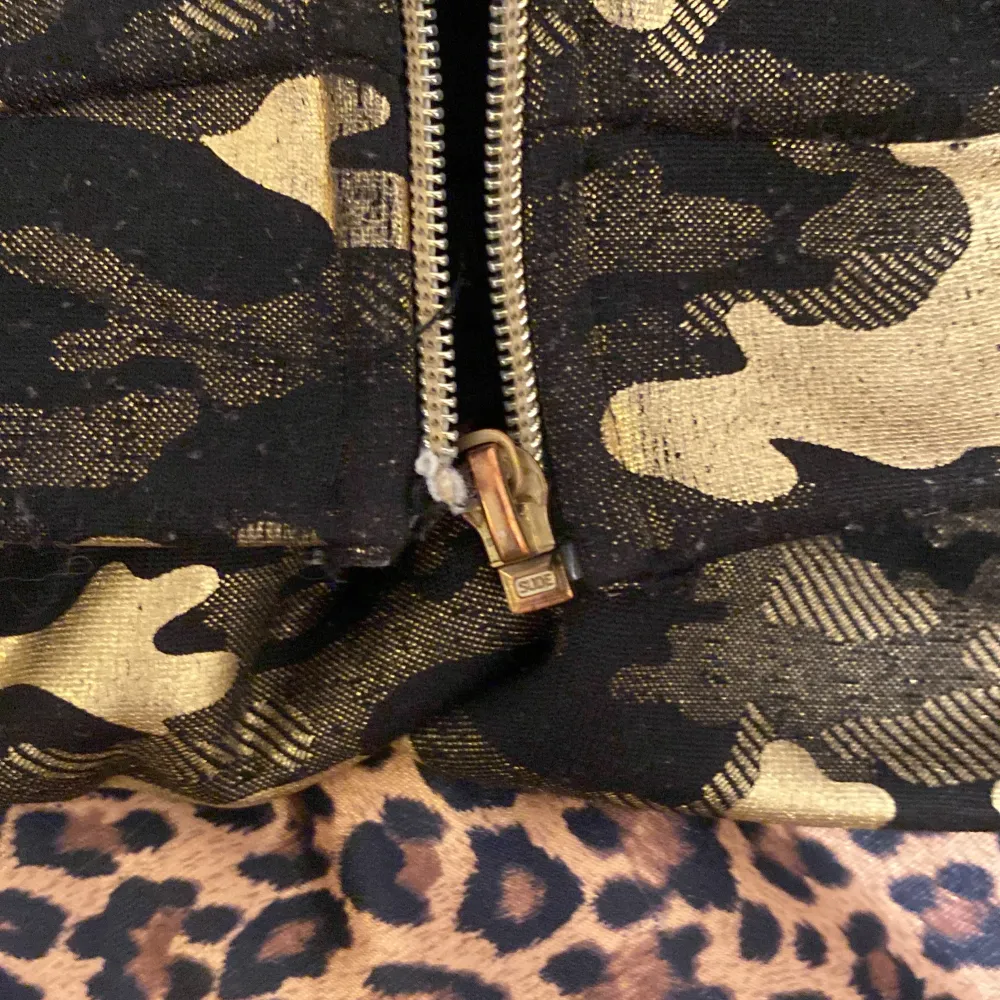 Sjukt cool, fint skick förutom dragkedjan som inte går att stänga kan säkert fixas på nått sätt, guldig och svart kamouflage lite bape hoddie doop köpt på second för cirka ett år sedan, liten i storleken men sjukt snygg. Jackor.