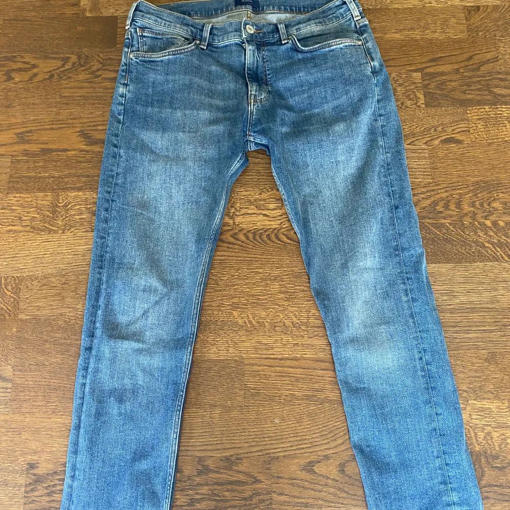 Ett par helt oanvända jeans ifrån Gant. De är i storlek 170 (15år) som sagt helt oanvända nypris ca 900. Mitt pris 399.. Jeans & Byxor.