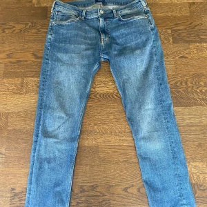 Gant Jeans Slim Fit - Ett par helt oanvända jeans ifrån Gant. De är i storlek 170 (15år) som sagt helt oanvända nypris ca 900. Mitt pris 399.
