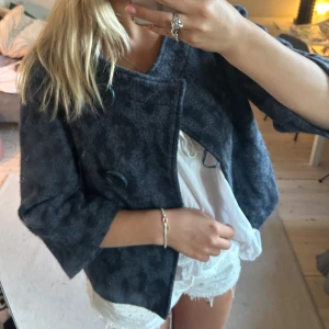 Trekvartärmad leopard kappa - Såååå fin