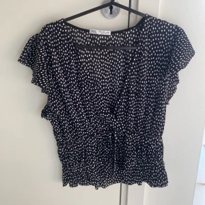 Söt topp - En prickig söt topp🥰liten i stl passar både M och S 