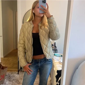 Beige höstjacka  - Jättefint skick och skön jacka från Pearl. Köpte den på Plick av tjejen på bilderna (lånade bilder). Men tyvärr satt den inte som jag önskade. Den är jättegullig nu till hösten. 