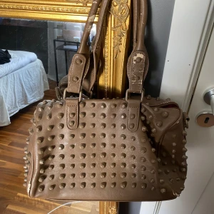 Väska  - Väska med nitar. Snygg lite vintage vibe dragkedjan fungerar inte men går att byta om  man önskar 