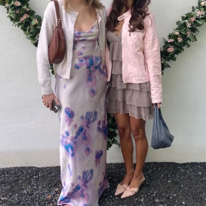 Söt volang klänning - Jätte söt klänning, har ingen storlek eller märke på men skulle säga mellan xs till s!