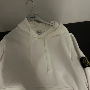 Stone island hoodie - Köpt på nk för 2600kr knappt använd då jag tyckt den alltid varit lite påsig på mig. I skick 10/10 inga defekter 