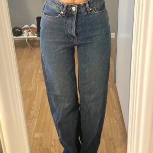Mörkblåa raka jeans - Lite slitna längst nere vid fötterna, fina annars
