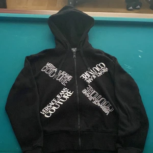 Versace Couture kofta till salu. - Super bra skick som ny. Köptes förra sommaren men har tagit hand om den ordentligt. Storlek S.