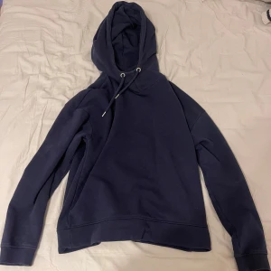 Blå hoodie  - Skön basic marinblå hoodie. knappt använd💕