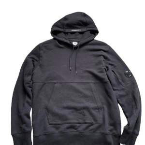 Cp company hoodie köpt från butik för 3000 kr! Har använd några fåtal gånger! Inga tecken på användning. 10/10 skick. Mitt pris 1200 kr