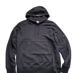 Svart cp company hoodie! - Cp company hoodie köpt från butik för 3000 kr! Har använd några fåtal gånger! Inga tecken på användning. 10/10 skick. Mitt pris 1200 kr