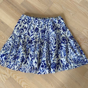 Supersnygg kjol! - En så sjukt snygg kjol som är lätt att skapa en outfit med!💞 Två supersmå fläckar som antagligen går bort i tvätten men inte syns alls (bild 4)!  Så galet snyggt mönster (bild 3)! Resår i midjan så är väldigt bekväm och passar många storlekar!💞