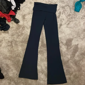 Utsvängs byxor med nedvikning - Utsvängda Mörkblåa thighs/byxor med nedvikning vid midjan 💕