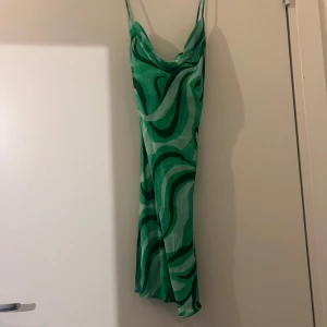 Satinklänning från Zara - Fint skick, använd 3 ggr