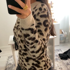 Stickad tröjs - Leopardmönstrad tröja från hm i storlek S. Jag har klippt den själv så den skulle bli mer kort. 