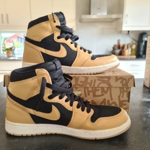 AIR jordan 1 retro high og st 44 - Air jordan 1 vann jag i en sneaker affär och har knappt använt den för dem är för stor för mig.St 44. Skon har färgerna svart och beacht. Du får med boxen när du köper skon. Dem är äkta. Kostar normalt viss runt 3000 kr men jag säljer dem för 1100 kr
