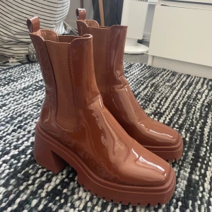 Boots Steve madden - Boots från Steve Madde i storlek 39! Har slitningar på sulorna och märke på ena skon framtill. 