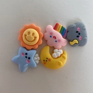 Mobilskalsdekoration  - Dekoration till mobilskal. Ca 2 cm stora och i gummi. Medföljer dubbelsidig tejp. 5st för 25kr.