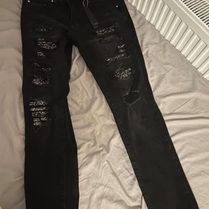 Amiri Jeans - Säljer en tvär fet Amiri ripped jeans som har bara testats.  Bra pris först till kvarn