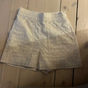 Zara shorts - Super söta zara sommar shorts, men fina detaljer. Dem är i storlek Xs men skulle säga att dem passar för S också. Dem är knappt använda och har blivit försmå nu och därför säljer jag dem.