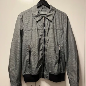 J.lindeberg bomberjacka med krage - Riktigt snygg  j.lindeberg bomberjacka med krage. Önska värkligen jag kunde ha på mig den för det är en av mina favorit plagg jag äger men tyvär är den för stor för mig:( skriv till mig eller skicka prisförslag om ni vill köpa😁