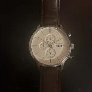 Gant klocka - Klockan är i fint skick men banden skulle behövas byta ut. Säljer den då jag inte använder den längre och vill köpa något nytt.  Pris kan diskuteras