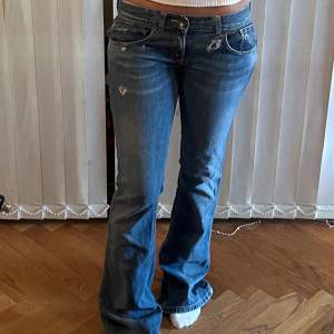 Väldigt lågmidjade jeans från Fornarina, köpta på Vestiare collective, aldrig använt. Utsvängda och mycket lågmidjade. 💙midjemått rakt över är 42 cm och innerbenslängden är 85cm💘