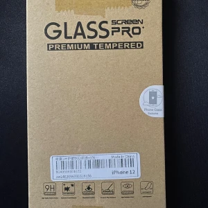 Skärmskydd för iPhone 12 - Premium härdat skärmskydd för iPhone 12. Skyddet har 9H hårdhet och är designat för att ge ultimat stötupptagning. Enkel installation med tydliga instruktioner på baksidan av förpackningen. 