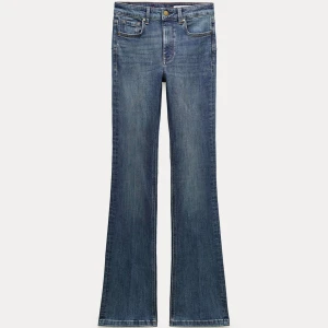 Blå lågmidjade bootcut zara jeans - Långa i benen på mig som är 174 cm lång! Urtvättad färg som ser lite vintage ut. Endast använda två gånger så i princip helt nya. Skriv för fler bilder!!!