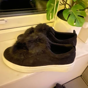 Svarta skor från Duffy 💕💕 - Dom här jättefina svarta skorna med 2 st puff bollar på. Från duffy 💕💕 Säljer då dom är för stora för mig, helt oanvända. Storlek 39 