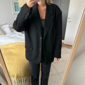 Oversized kavaj weekday  - Säljer min oversized kavaj från weekday i storlek 36. Passar även 38 och 40. 😊