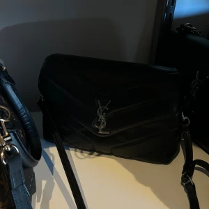 YSL väska loulou - Säljer denna väska, kontakta vid frågor❤️