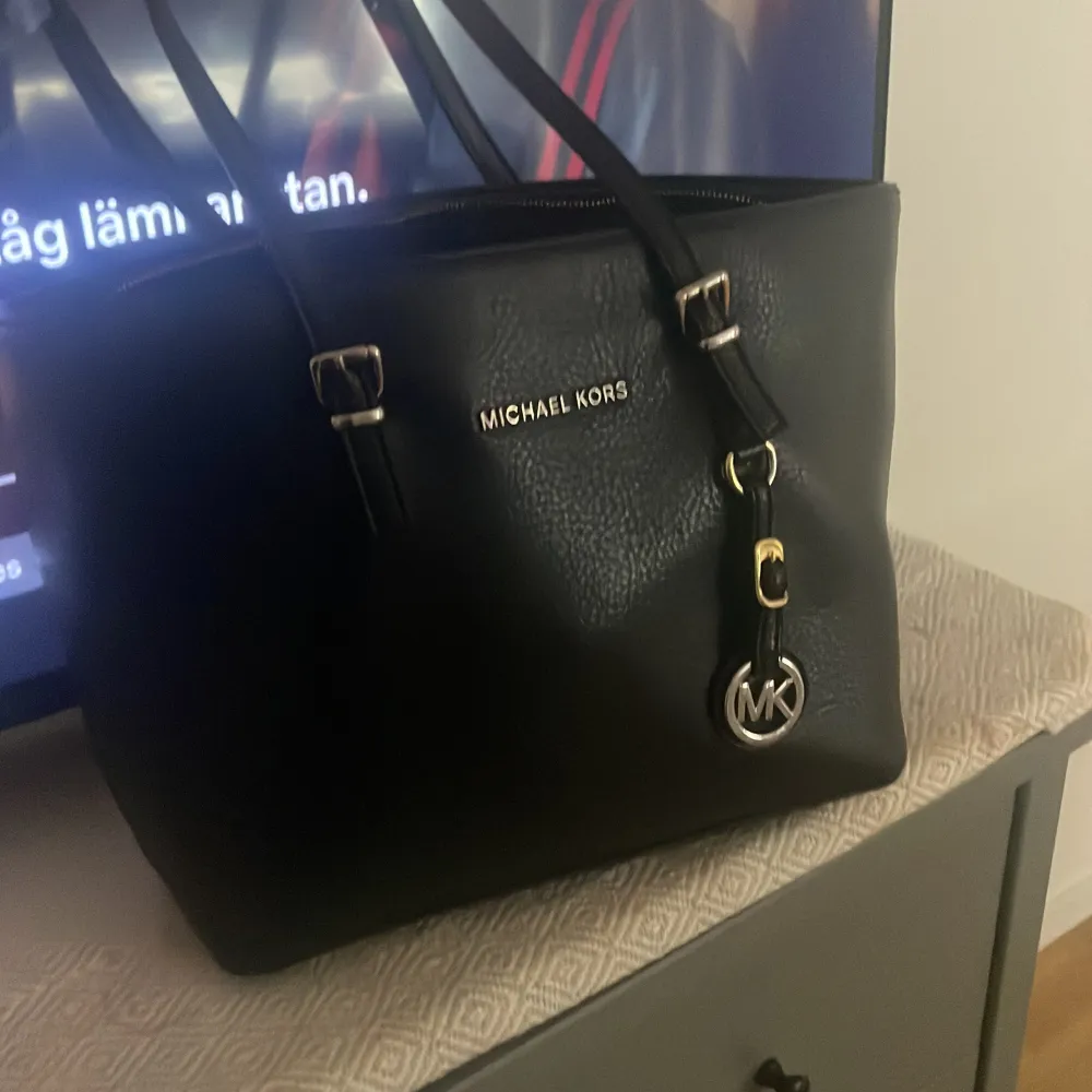 Säljer min äkta michael kors för att jag behöver pengar till min killes födelsedag, så därför det låga priset❤️ den är i jättegott skick, nypris är cirka 2300-2800kr💋 . Väskor.