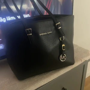 Michael kors väska - Säljer min äkta michael kors för att jag behöver pengar till min killes födelsedag, så därför det låga priset❤️ den är i jättegott skick, nypris är cirka 2300-2800kr💋 