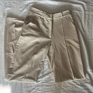 Beigea kostymbyxor från Madlady - Säljer ett par snygga beigea kostymbyxor från Madlady. De är högmidjade och vida! Hör av dig om du har fler frågor!🫶🏻