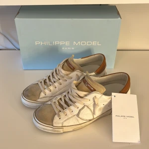 Philippe model - Phillipe model skor i superbra skick knappt använda med helt nya sulor. Allt smuts är design. Skriv om du har funderingar👌🏻