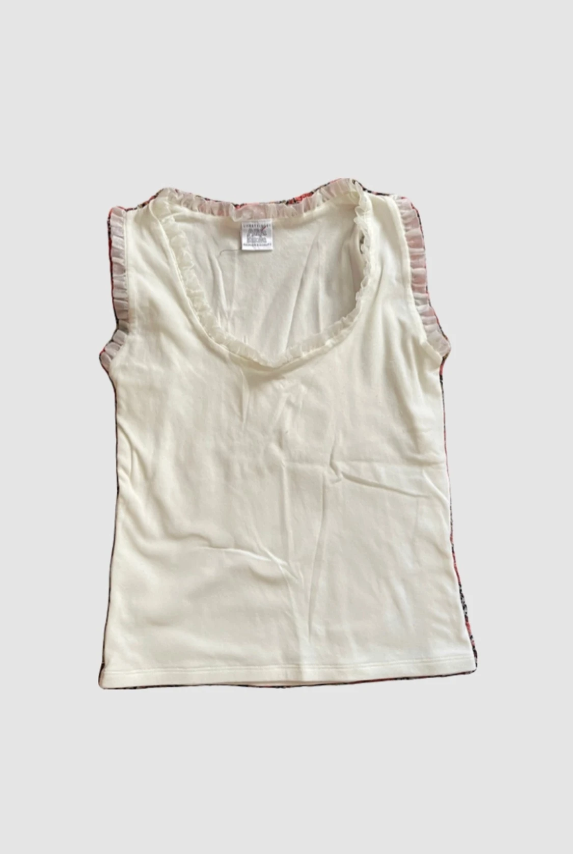 Vit topp med fina detaljer