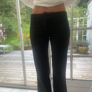 Lågmidjade kostymbyxor  - Lågmidjade kostymbyxor i strl XS. Använda ett par gånger men fortfarande bra kvalite. Originalpris 1019kr.