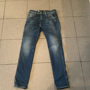 Hej säljer nu mina replay jeans  i ett toppen skick då dom är för små. Hör av er vid funderingar pris är ej huggit i en Sten 😀