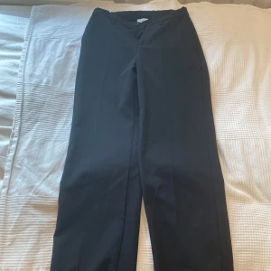 Högmidjade kostymbyxor - Svarta högmidjade kostymbyxor. Säljer för att de inte används. I barnstorlek, skulle uppskatta till xs i vuxenstorlek.