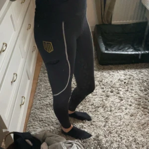 Maya Delorez ridbyxor  - Säljer mina Maya Delorez funktions ridleggings, Helskodda❣️ väl använda, greppet har skavts bort något vid knäna. Har 2 små hål på ena fickan men syns knappt. Se bild  Nypris: 799kr
