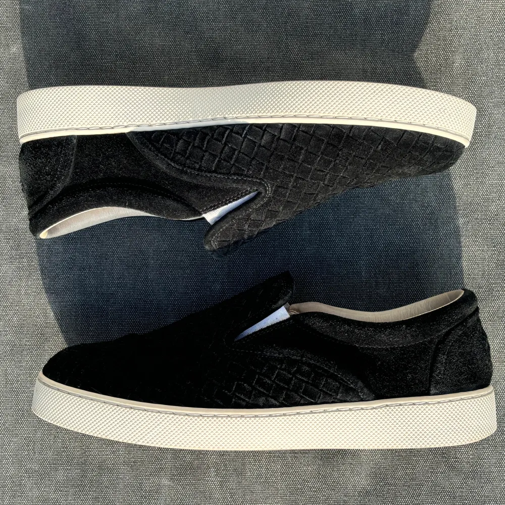 Bottega Veneta ”Slip-ons” - Storlek: EU 42 (Passar 42-43) - Skick: 9/10 (avgör själv) - OG: Inget - Nypris: ca 10000kr - Vårt pris: 2500kr - Kontakta oss via DM för fler bilder/frågor. Skor.