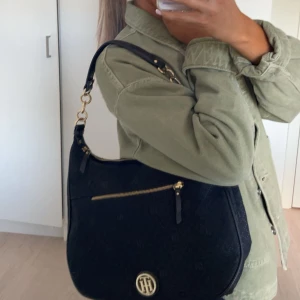 väska - säljer min rymliga fina väska, perfekt till skolan får plats med så mycket. Din dator får plats här till och med!!! intresserad kontakta för fler bilder och information 💕