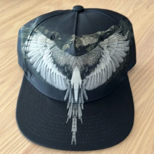 Marcelo Burlon keps -  Säljer dena ovanliga feta Marcelo burlon kepsen 9/10 skick nästan nyskick! Köpt på Vestiaire Collective för 900. Tyvär så stog det ingenting om att den var kids  i storleken så den var självklart för liten för mig med ett väldigt stort huvud. 